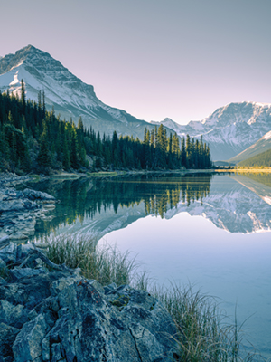 Montagnes enneigées se reflétant dans le lac du parc national Jasper, dans les Rocheuses canadiennes