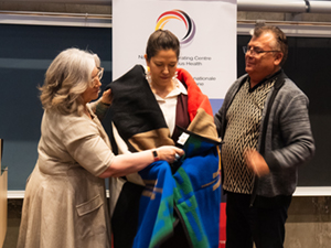 Cérémonie de la couverture, Julie Daum, D<sup>re</sup></sup> Terri Aldred, et <br />Warner Adam, Ph. D.