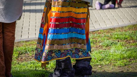 Gros plan d'une jupe à rubans. Crédit photo Chris Allen.