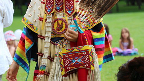 Détail d'une tenue traditionnelle des Premières Nations du Canada